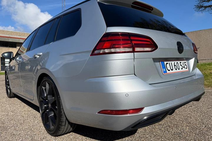 Grå VW Golf VII fra 2019