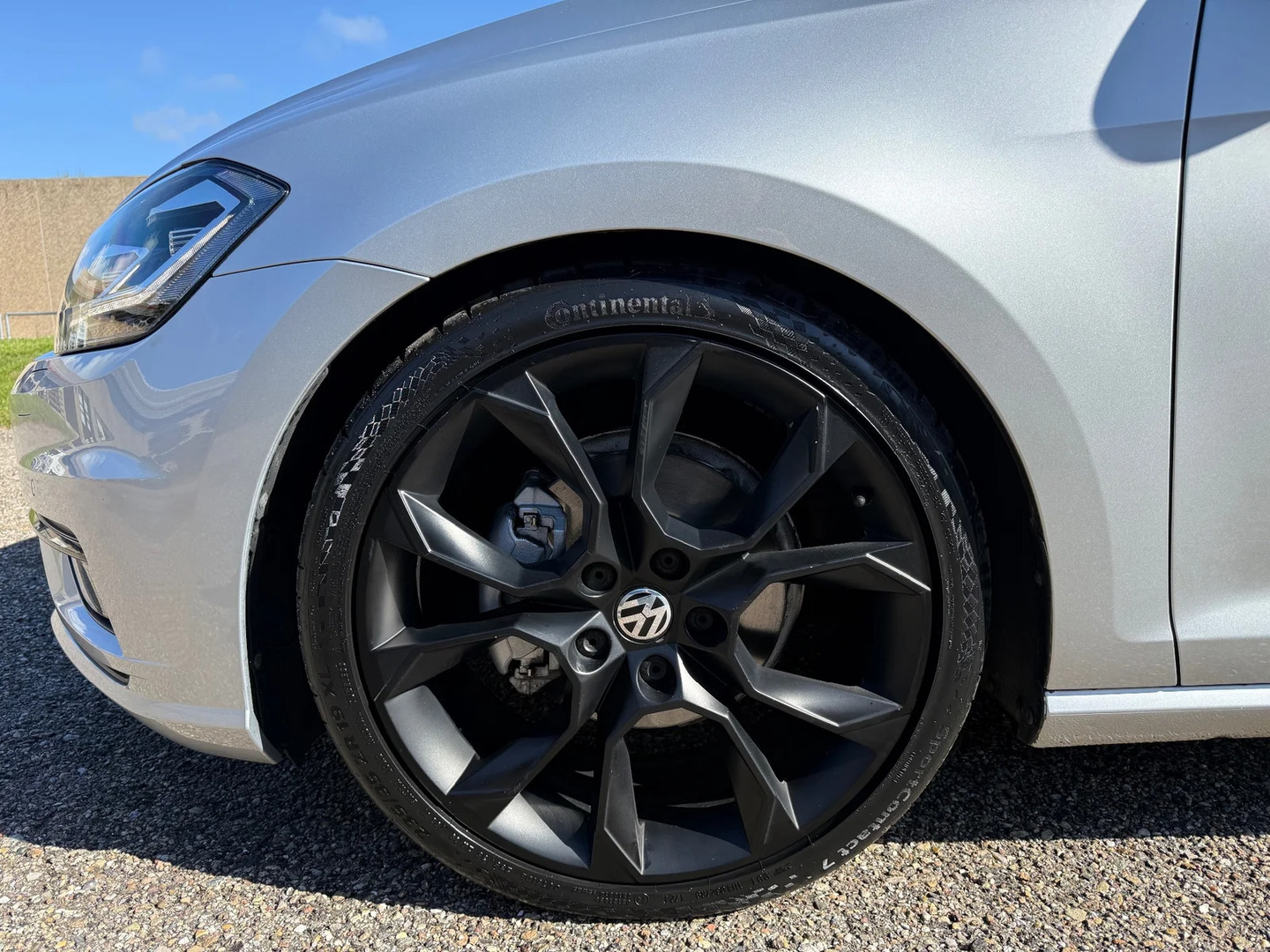 Grå VW Golf VII fra 2019