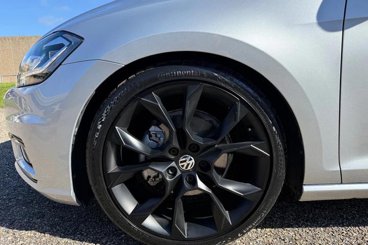 Grå VW Golf VII fra 2019