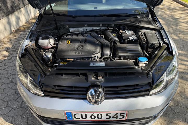 Grå VW Golf VII fra 2019