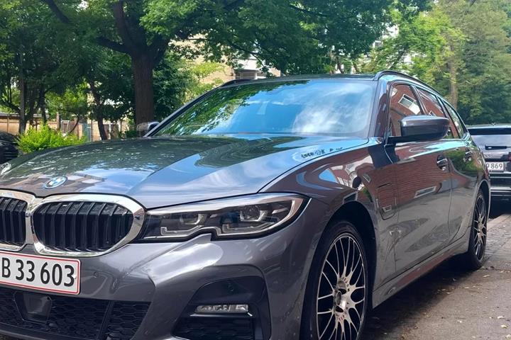 Grå BMW 330e fra 2021 set udefra