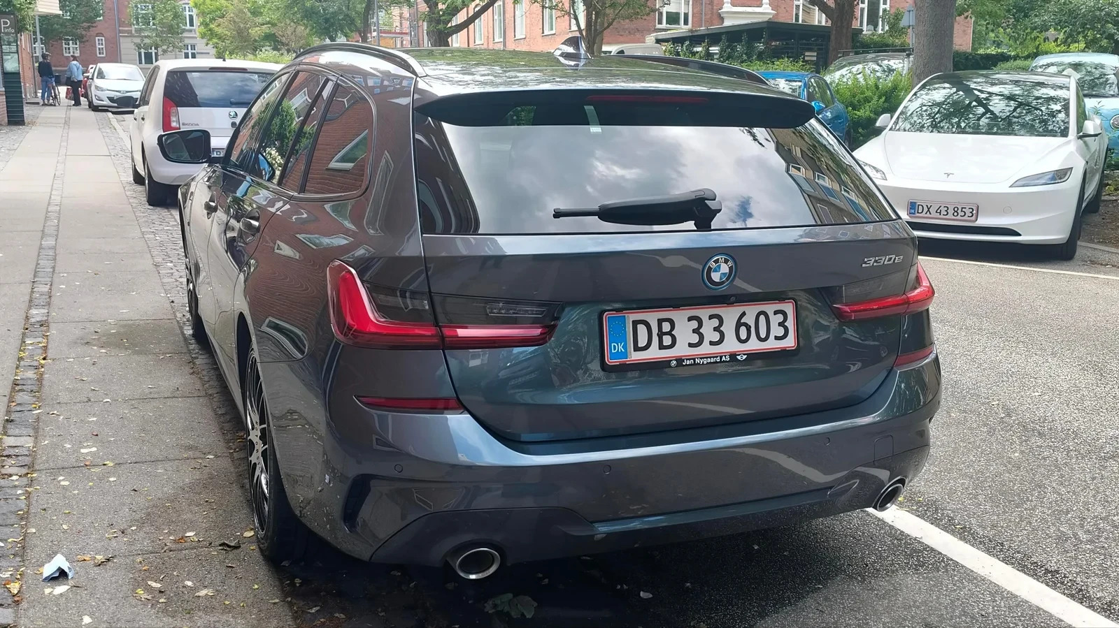 Grå BMW 330e fra 2021