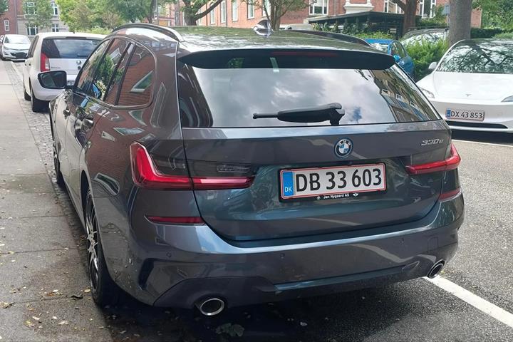 Grå BMW 330e fra 2021