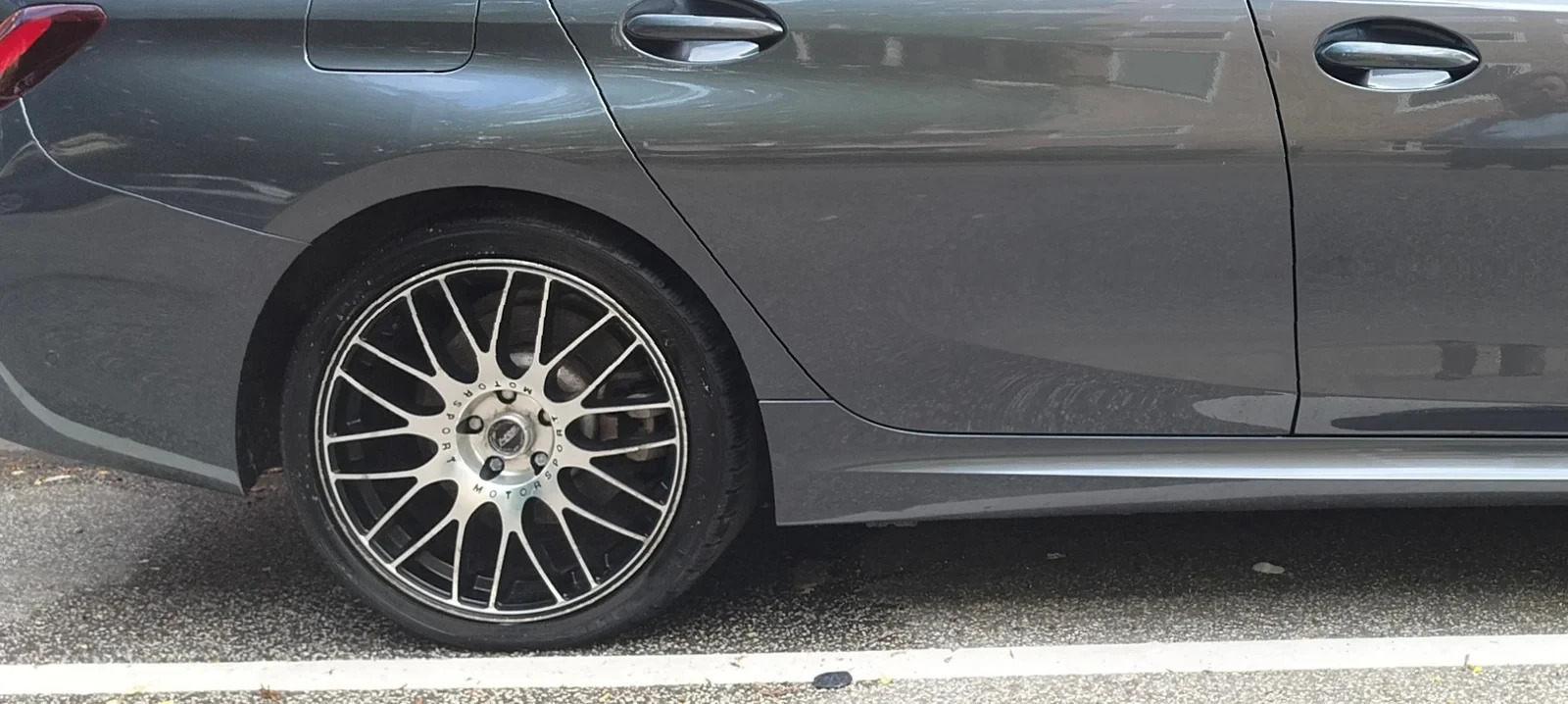 Grå BMW 330e fra 2021