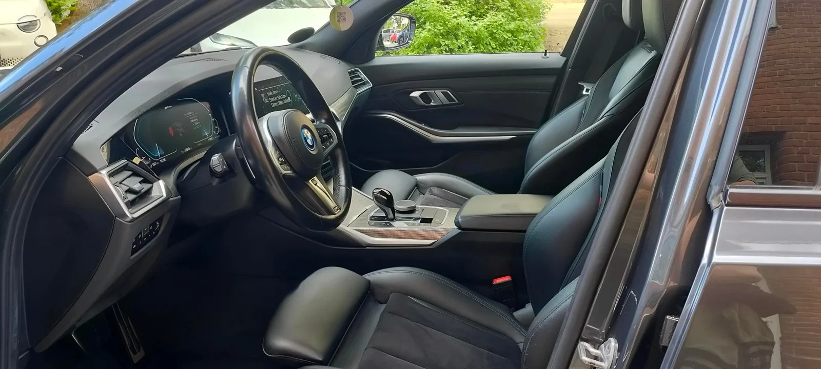 Grå BMW 330e fra 2021