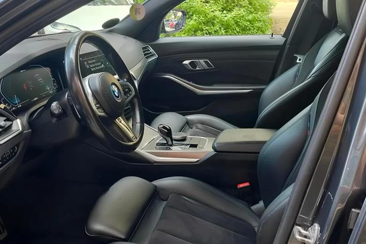 Grå BMW 330e fra 2021
