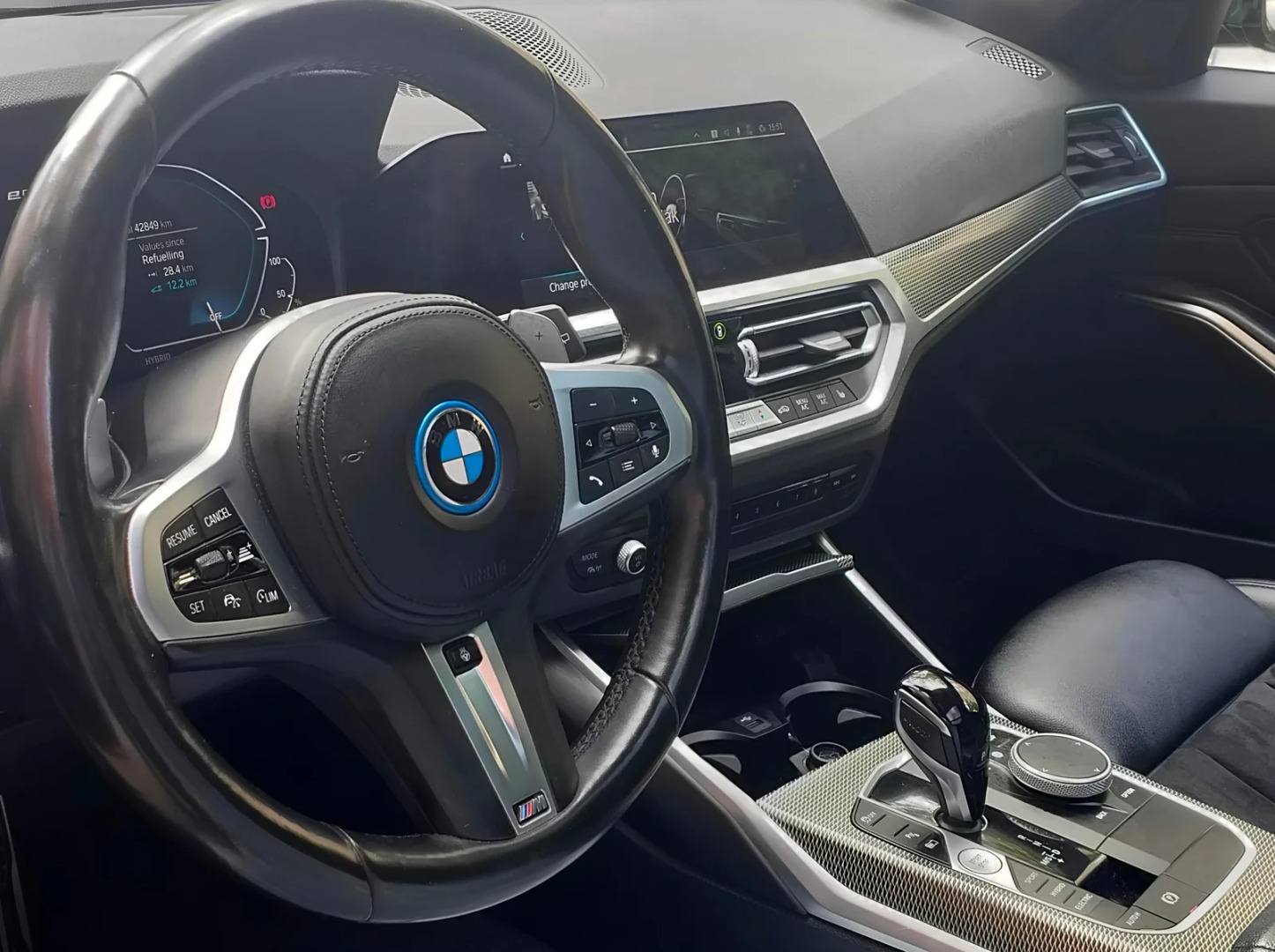 Grå BMW 330e fra 2021