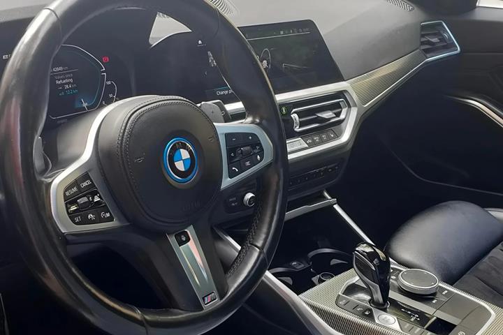 Grå BMW 330e fra 2021
