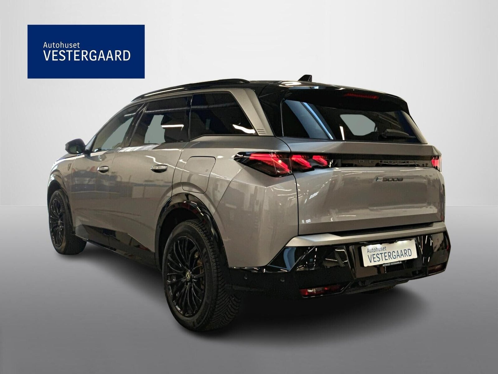Grå Peugeot e-5008 fra 2025