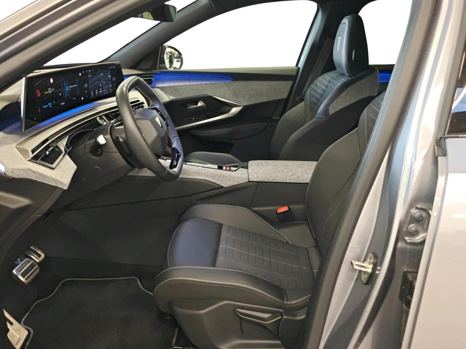 Grå Peugeot e-5008 fra 2025