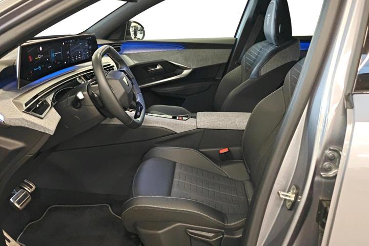 Grå Peugeot e-5008 fra 2025