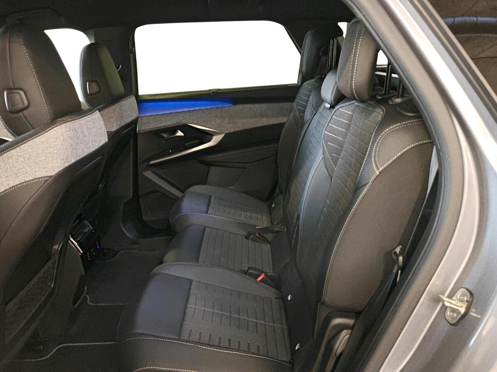 Grå Peugeot e-5008 fra 2025