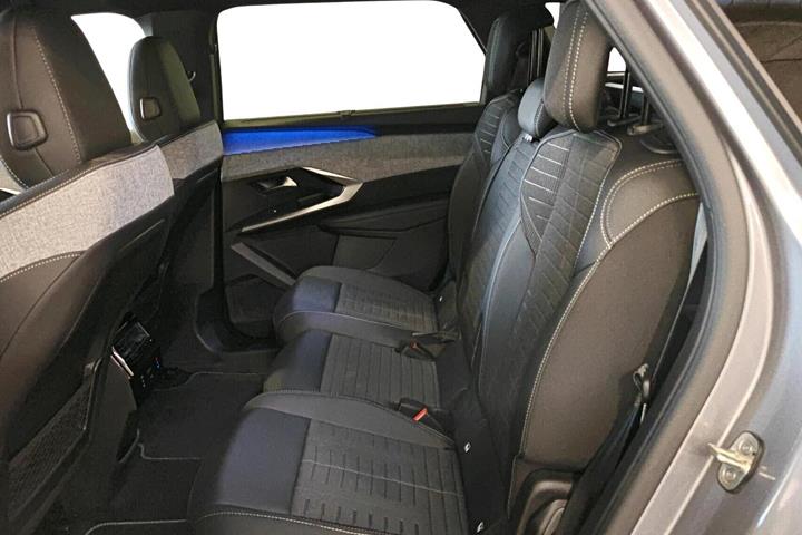 Grå Peugeot e-5008 fra 2025