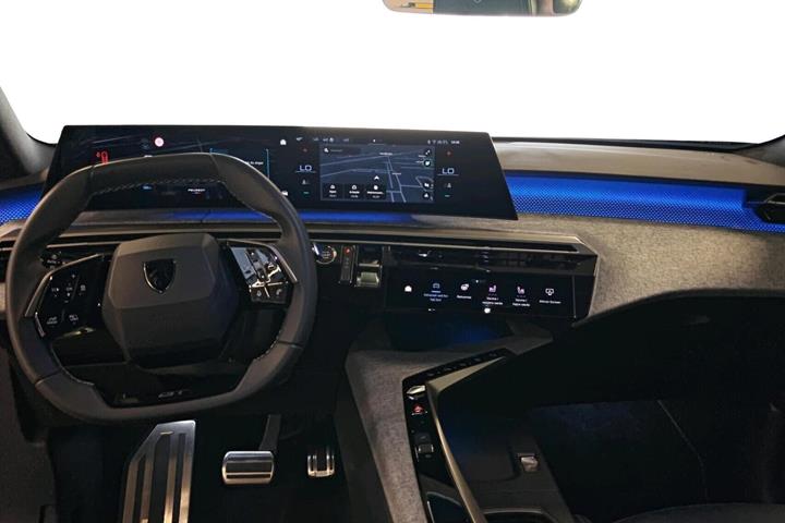 Grå Peugeot e-5008 fra 2025
