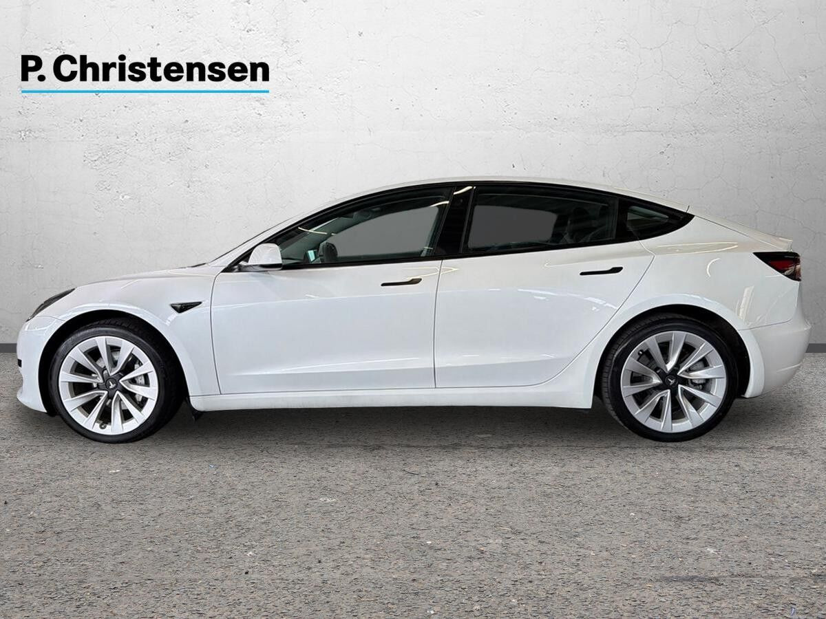 Hvid Tesla Model 3 fra 2022