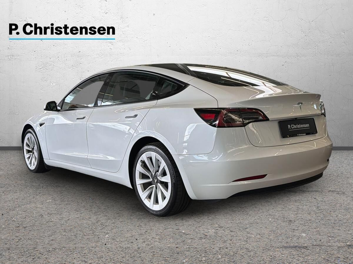 Hvid Tesla Model 3 fra 2022