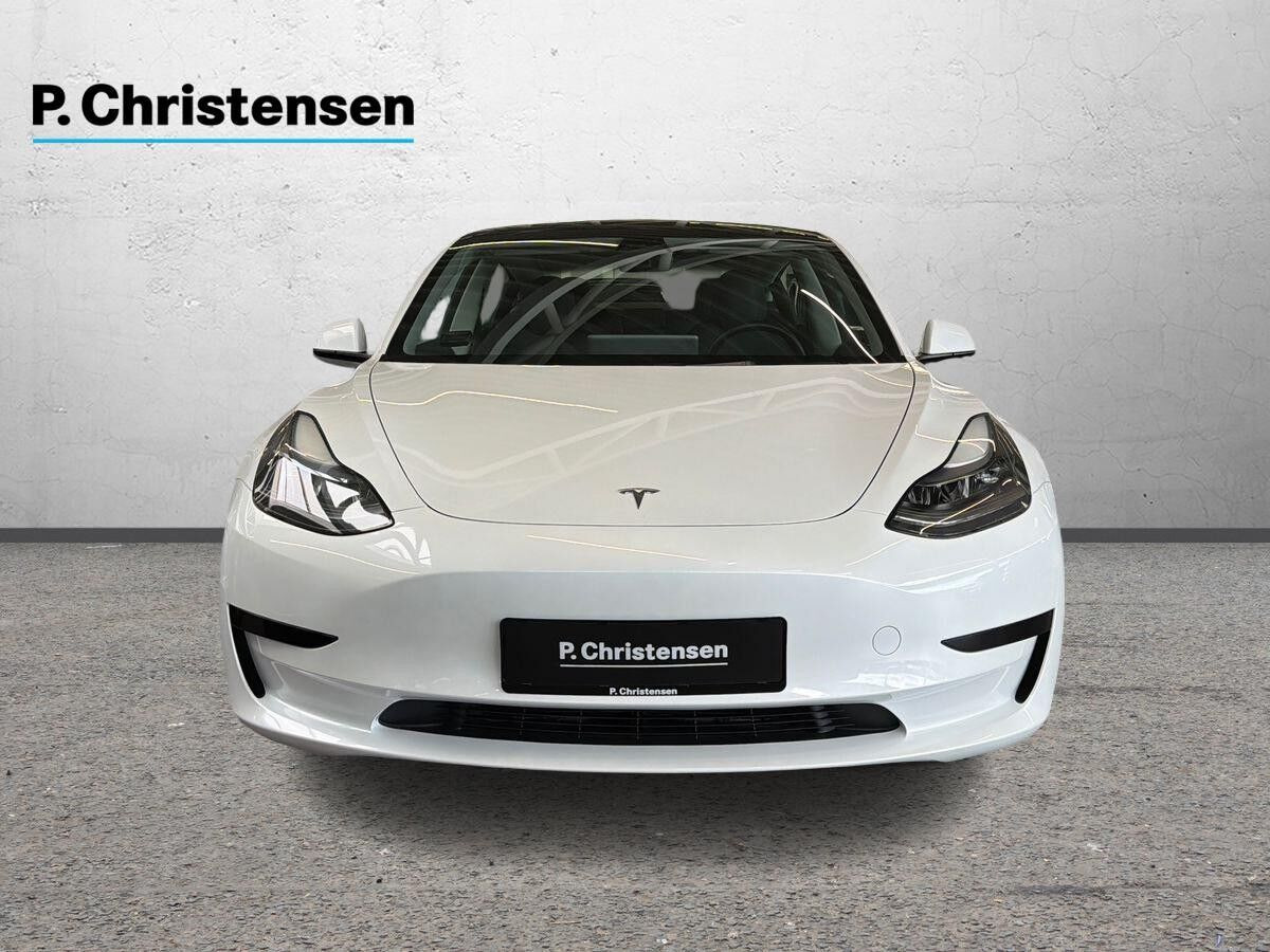Hvid Tesla Model 3 fra 2022