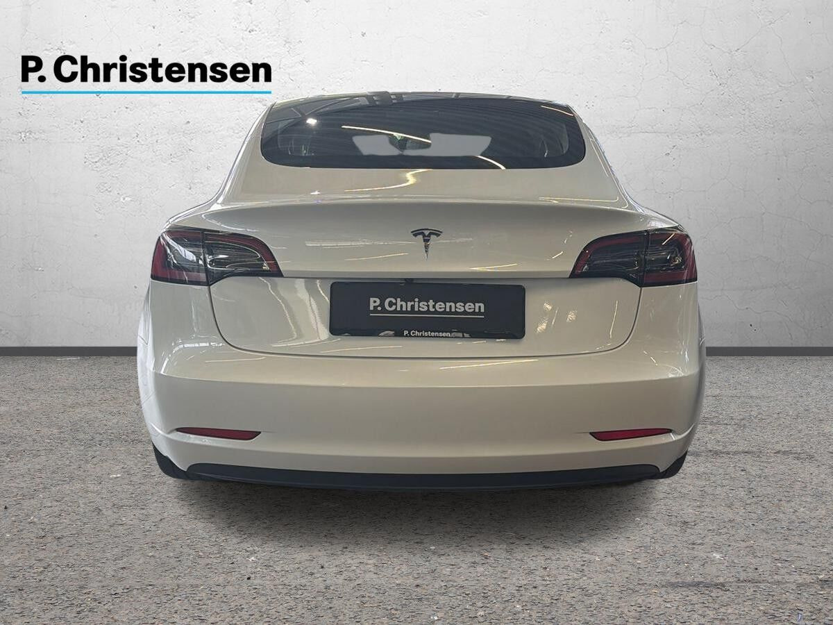 Hvid Tesla Model 3 fra 2022