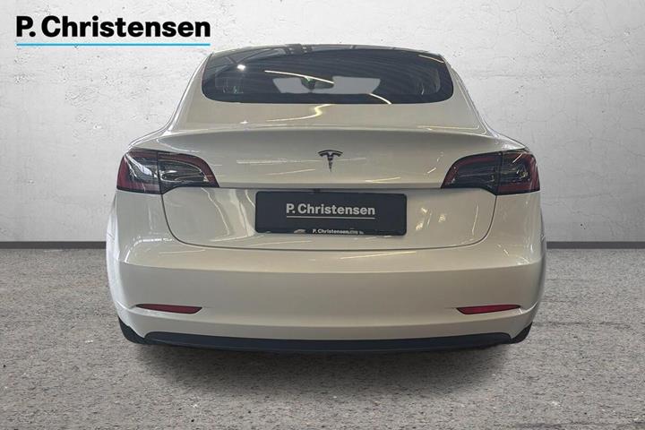 Hvid Tesla Model 3 fra 2022