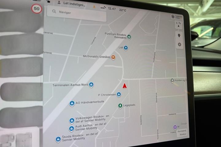 Hvid Tesla Model 3 fra 2022