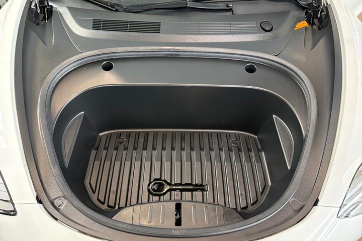 Hvid Tesla Model 3 fra 2022