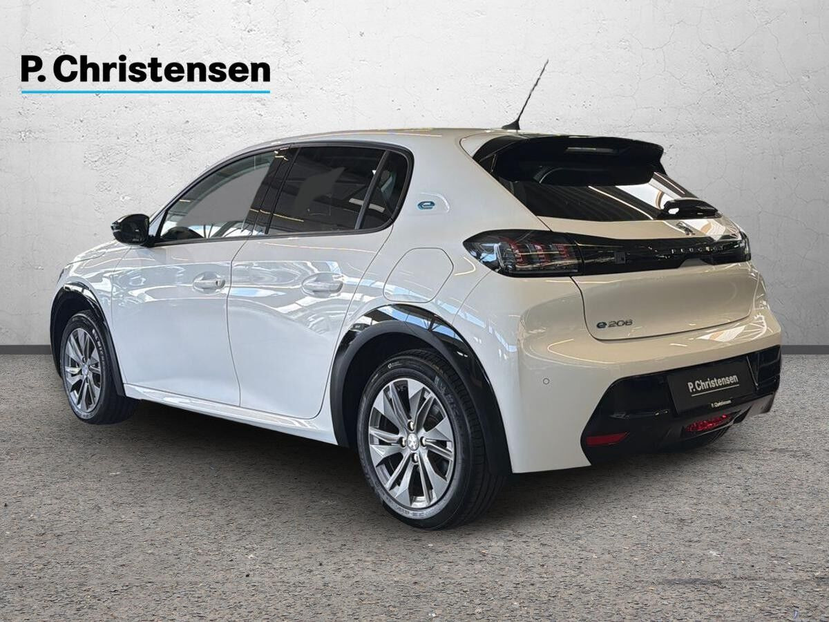 Hvid Peugeot e-208 fra 2023