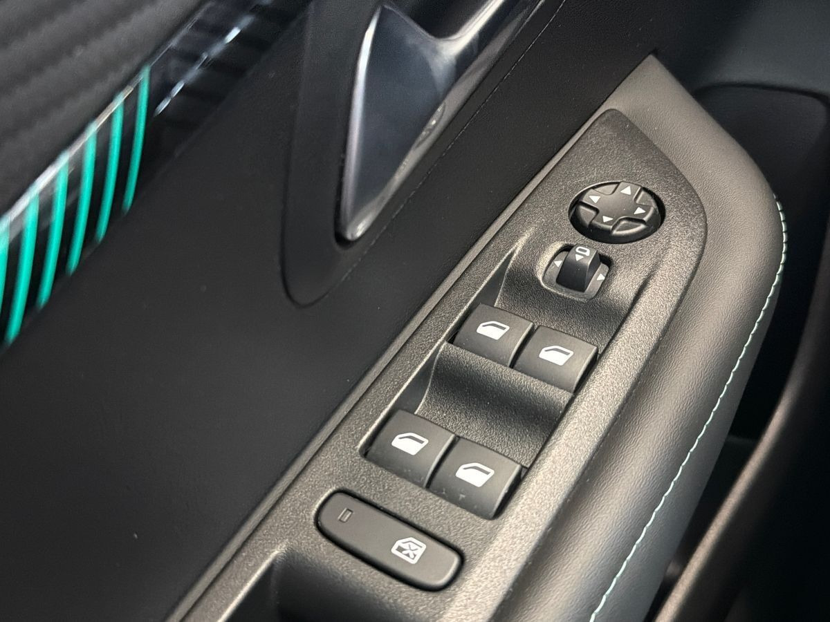 Hvid Peugeot e-208 fra 2023