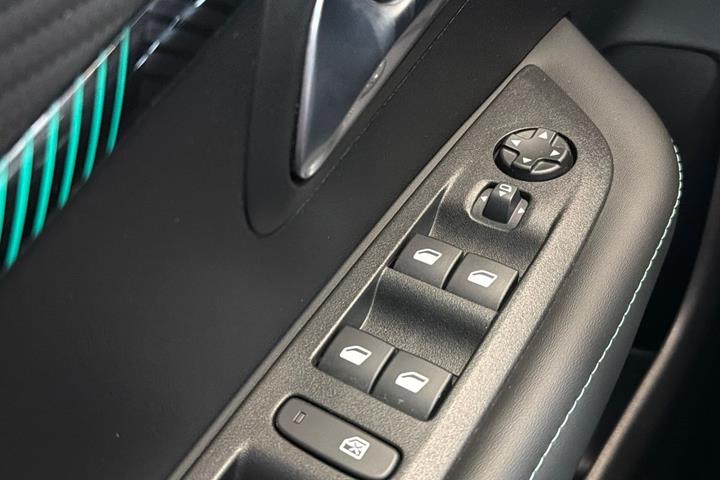 Hvid Peugeot e-208 fra 2023