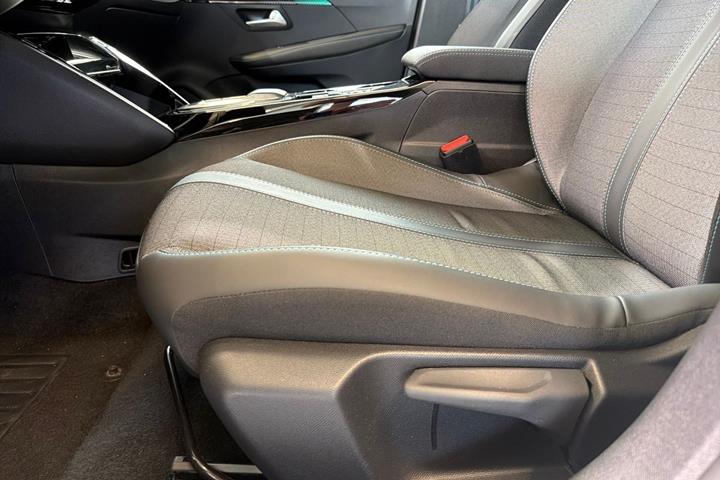 Hvid Peugeot e-208 fra 2023