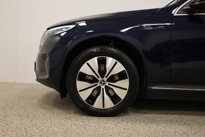 Blå Mercedes EQC400 fra 2023