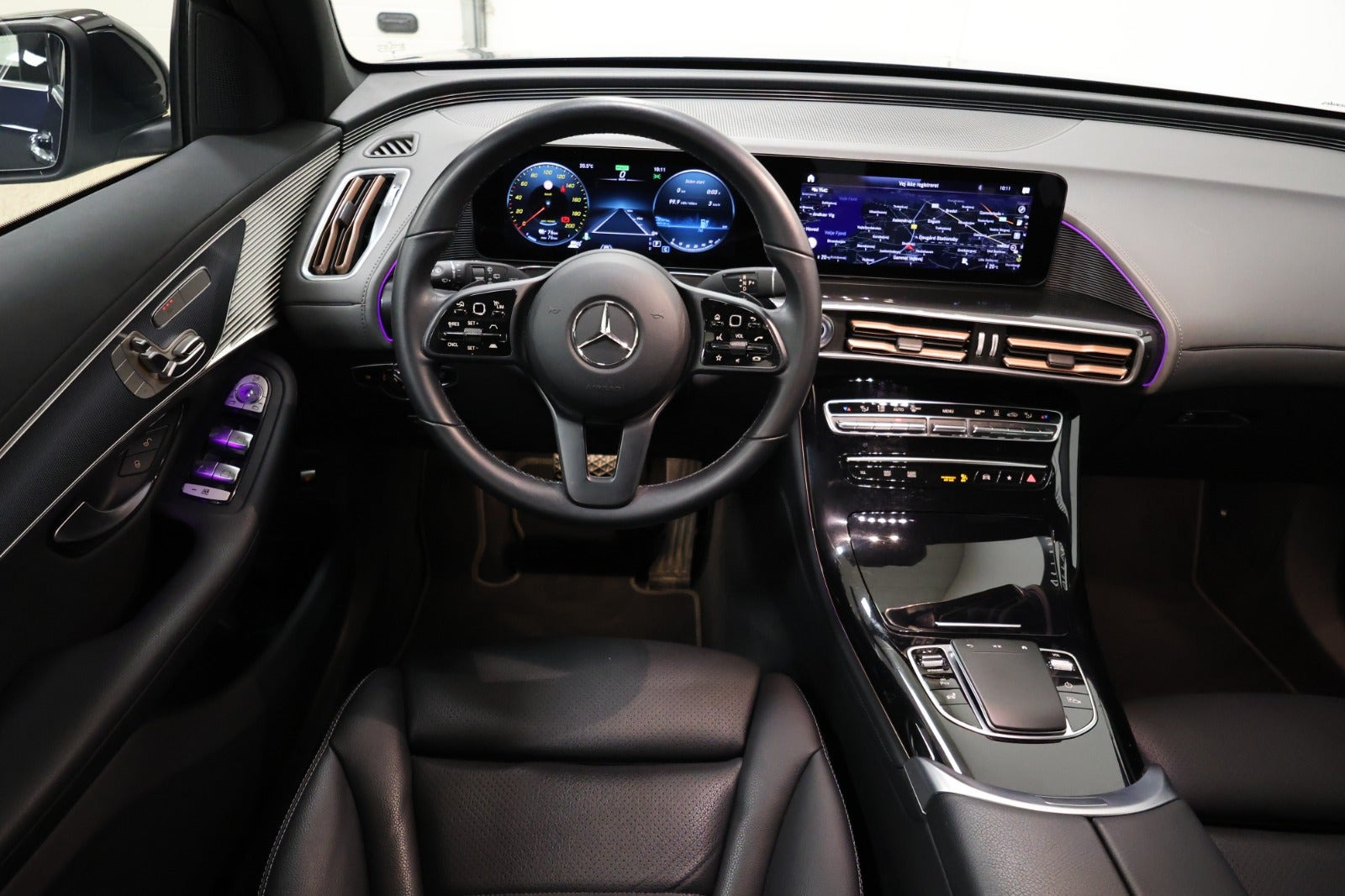 Blå Mercedes EQC400 fra 2023