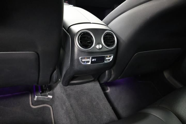 Blå Mercedes EQC400 fra 2023