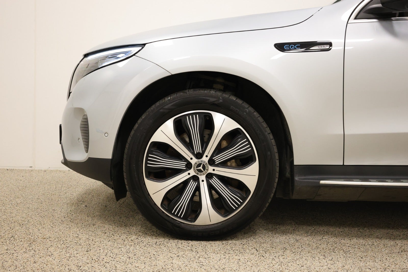 Sort Mercedes EQC400 fra 2019