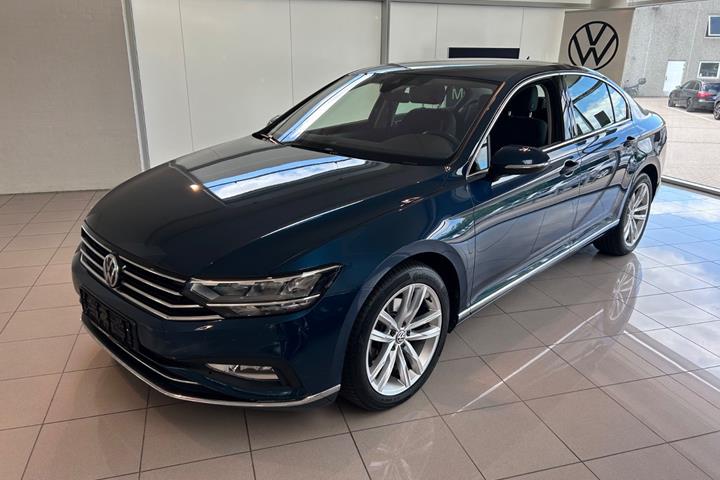 Blå VW Passat fra 2020