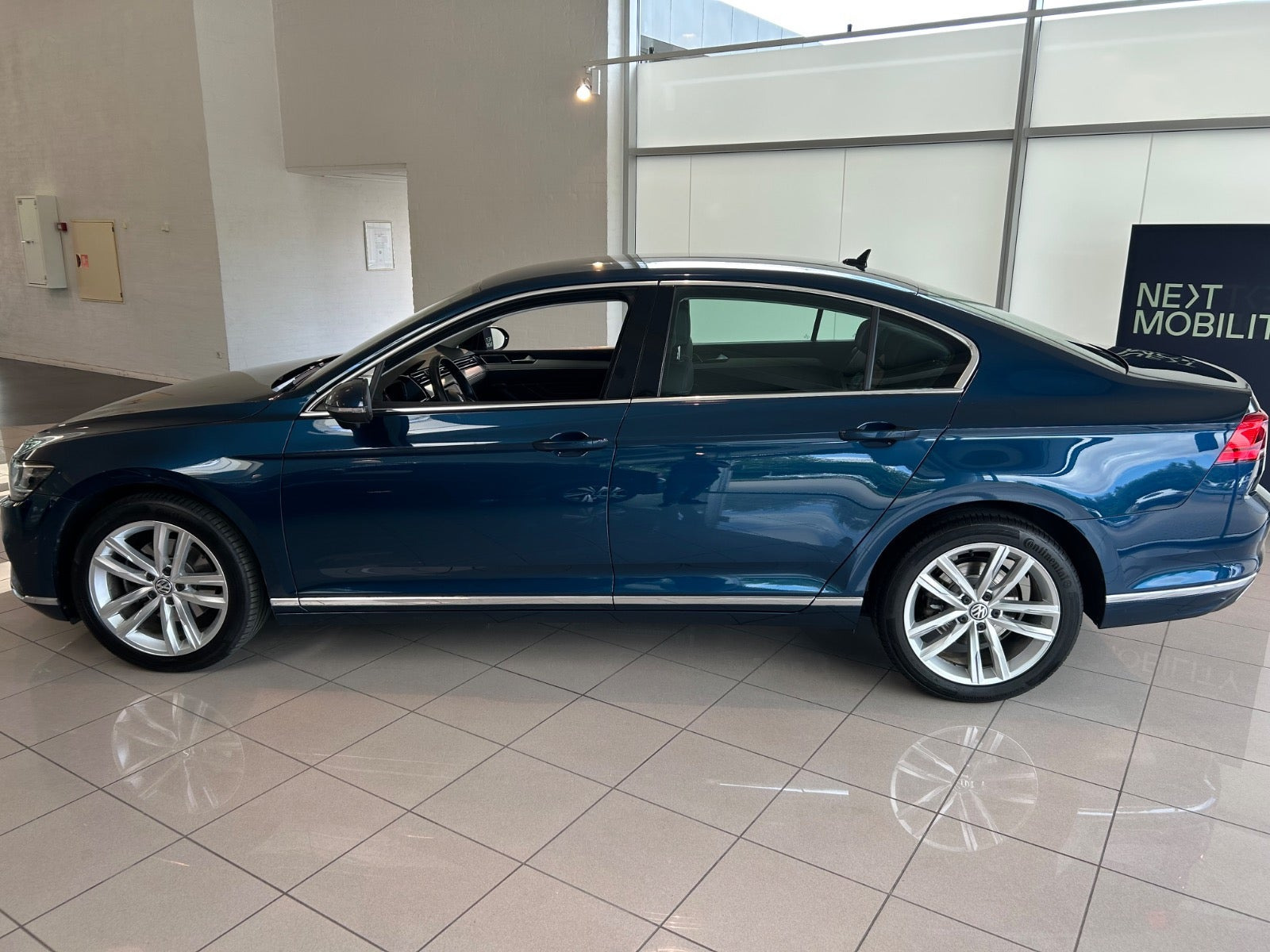 Blå VW Passat fra 2020