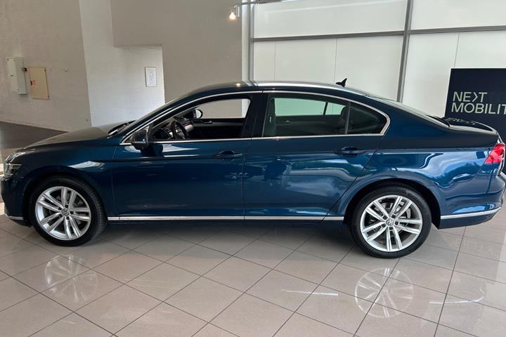 Blå VW Passat fra 2020
