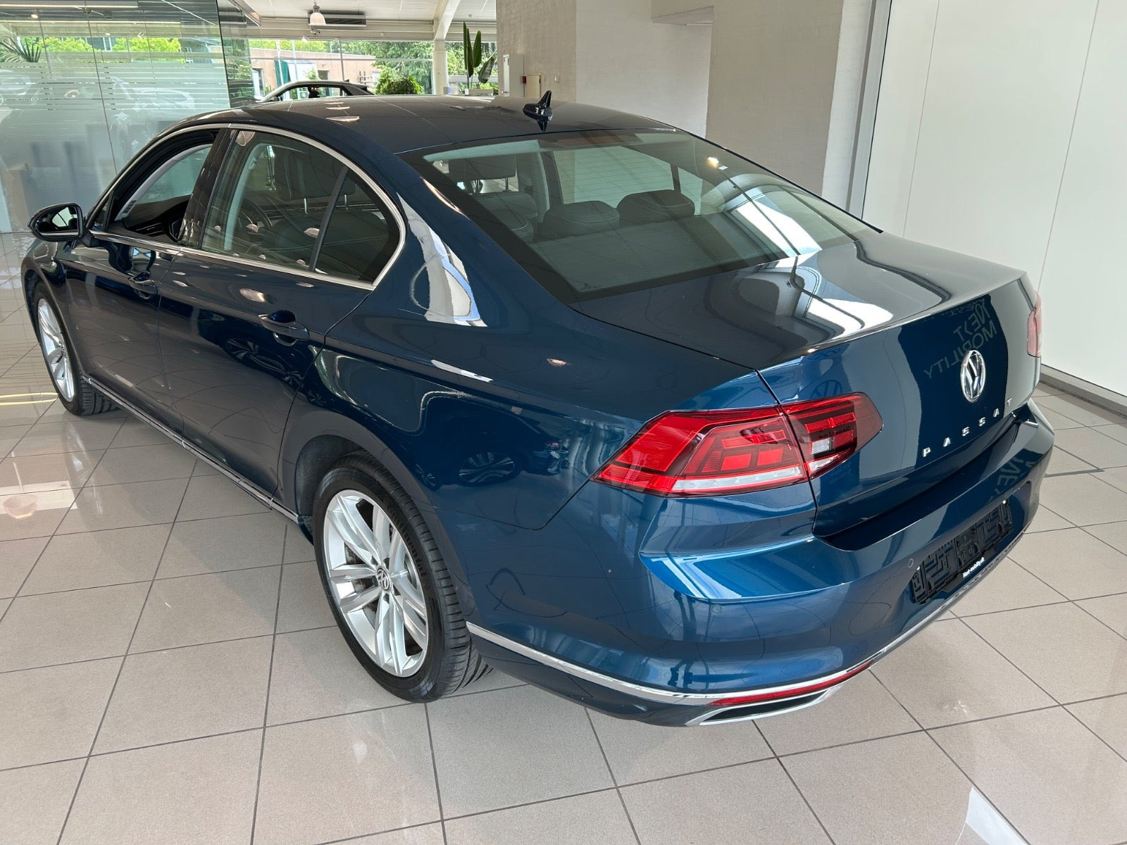 Blå VW Passat fra 2020