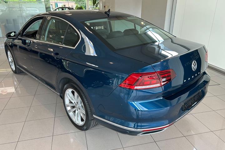 Blå VW Passat fra 2020