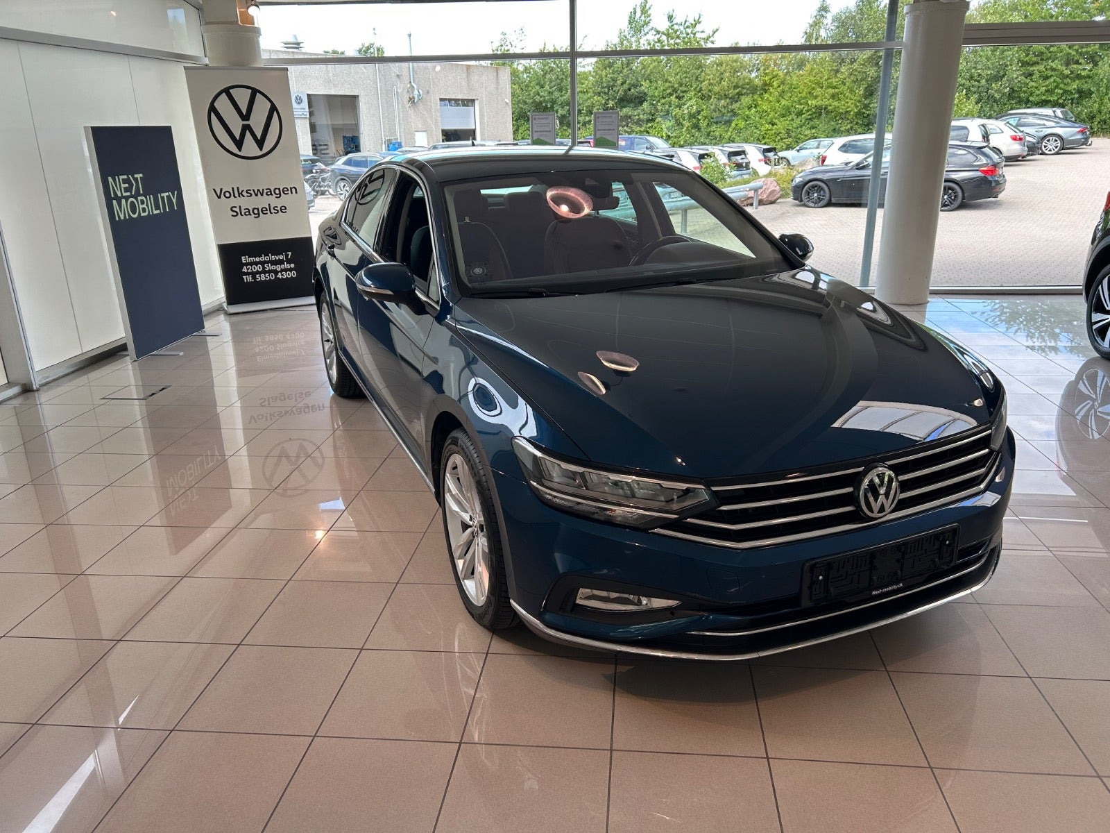 Blå VW Passat fra 2020