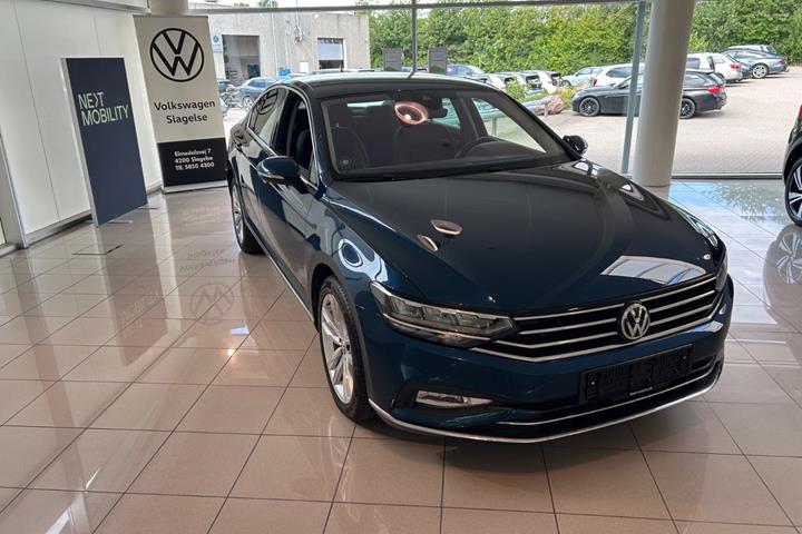 Blå VW Passat fra 2020