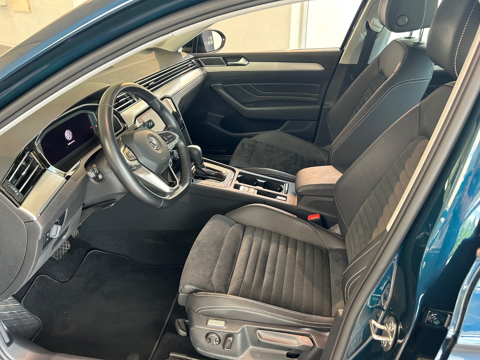 Blå VW Passat fra 2020