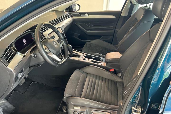 Blå VW Passat fra 2020