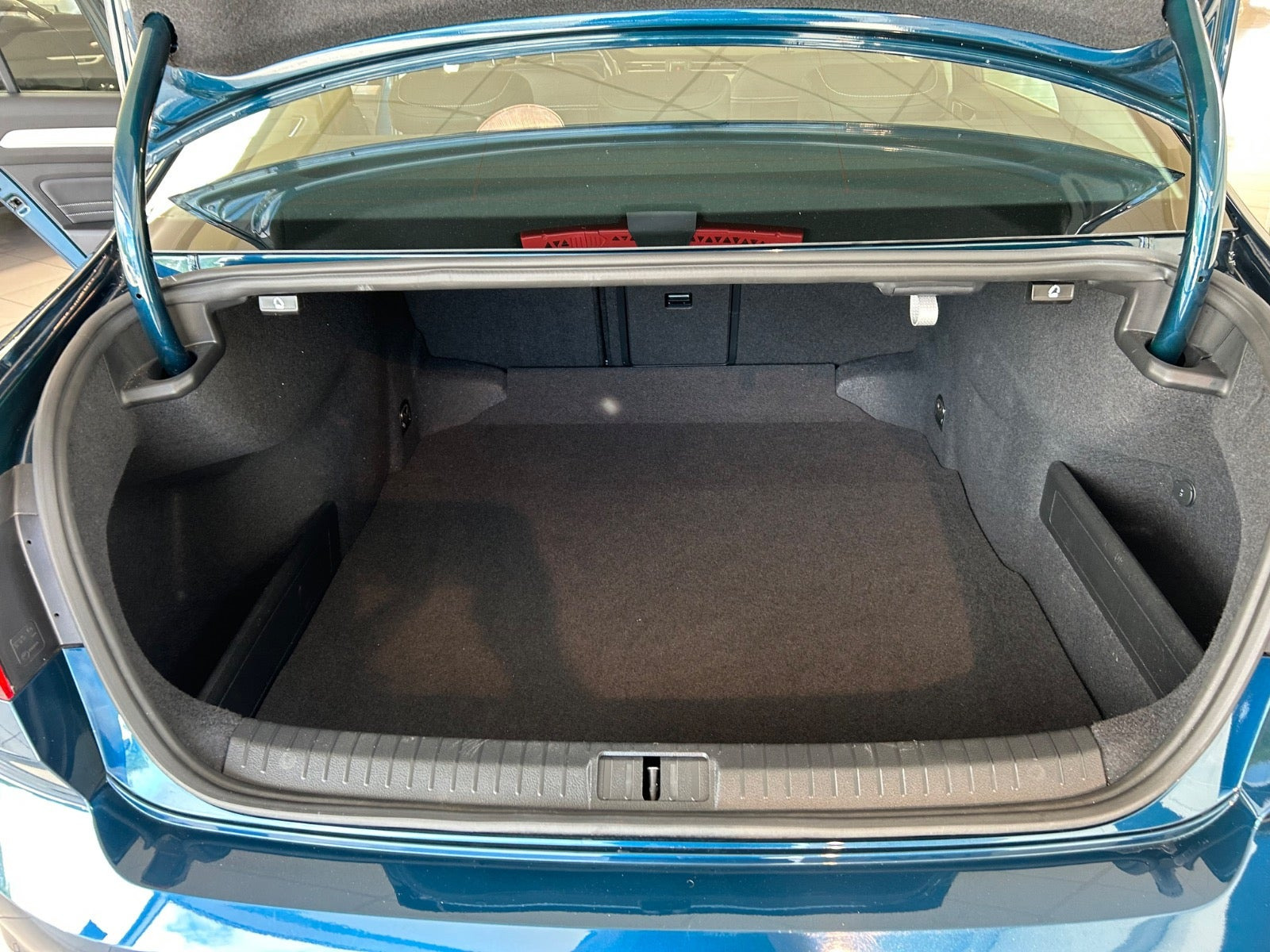 Blå VW Passat fra 2020