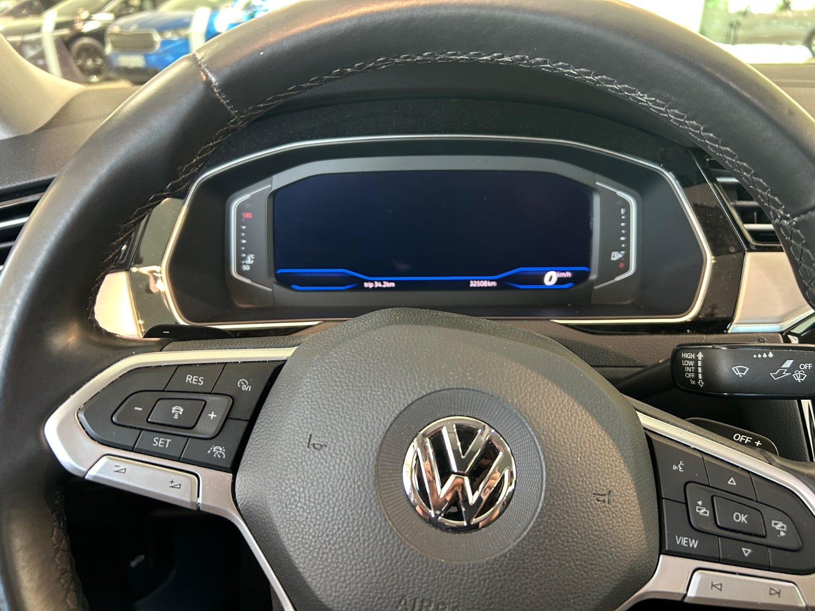 Blå VW Passat fra 2020