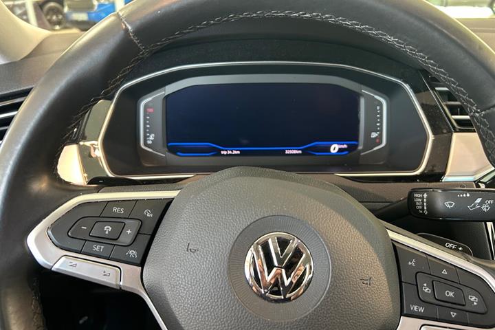 Blå VW Passat fra 2020