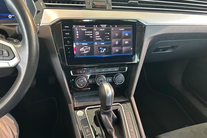 Blå VW Passat fra 2020
