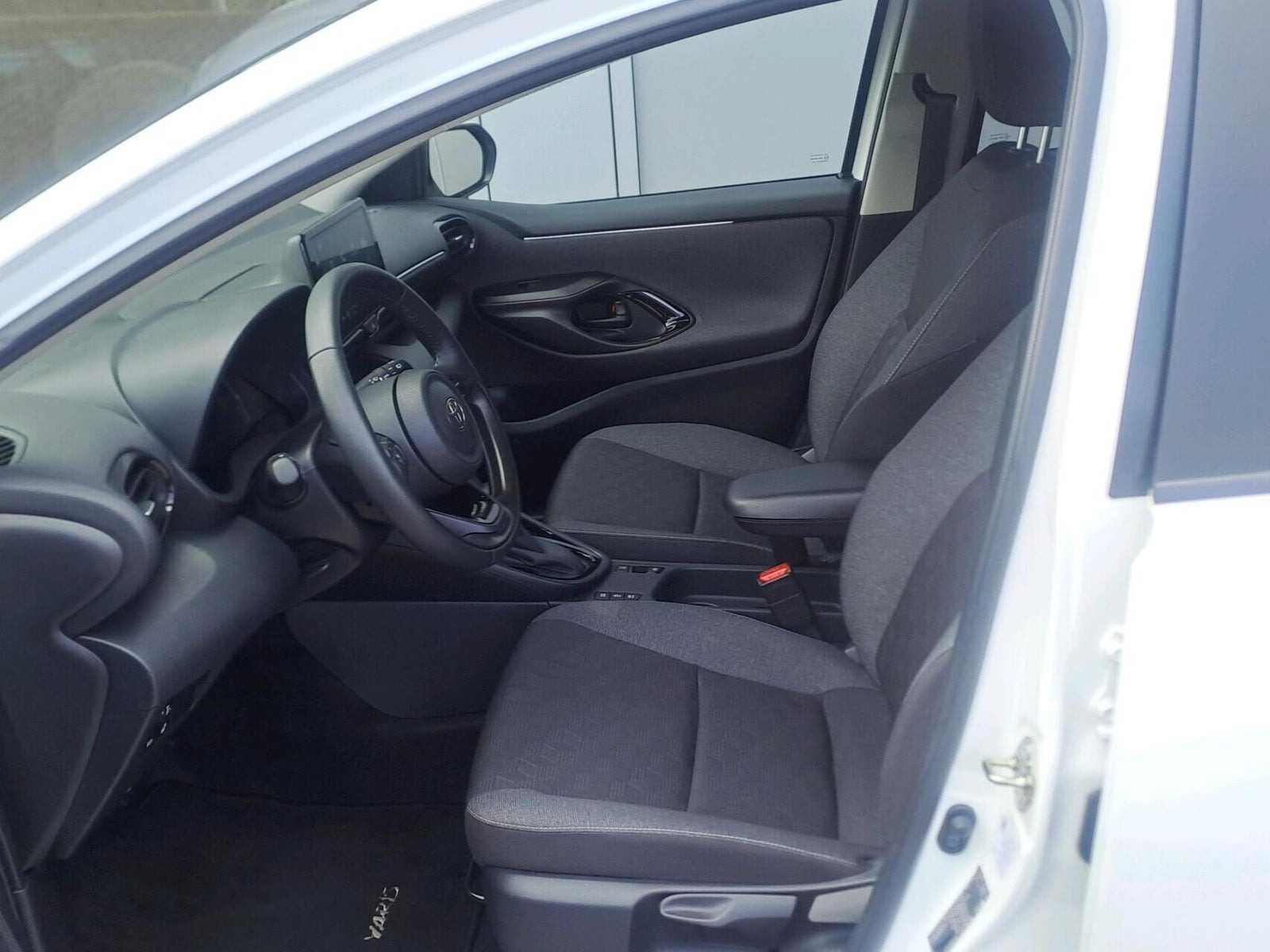 Hvid Toyota Yaris fra 2024