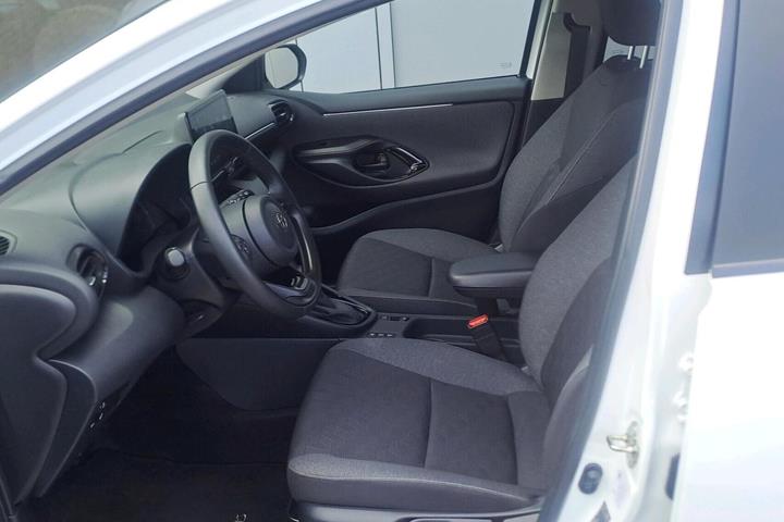 Hvid Toyota Yaris fra 2024