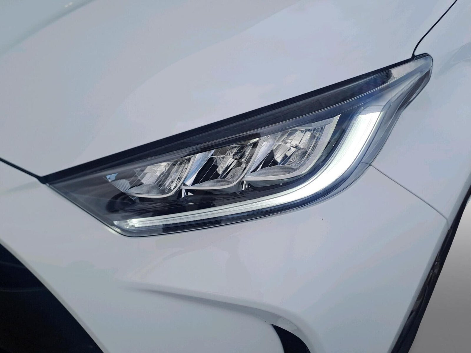Hvid Toyota Yaris fra 2024