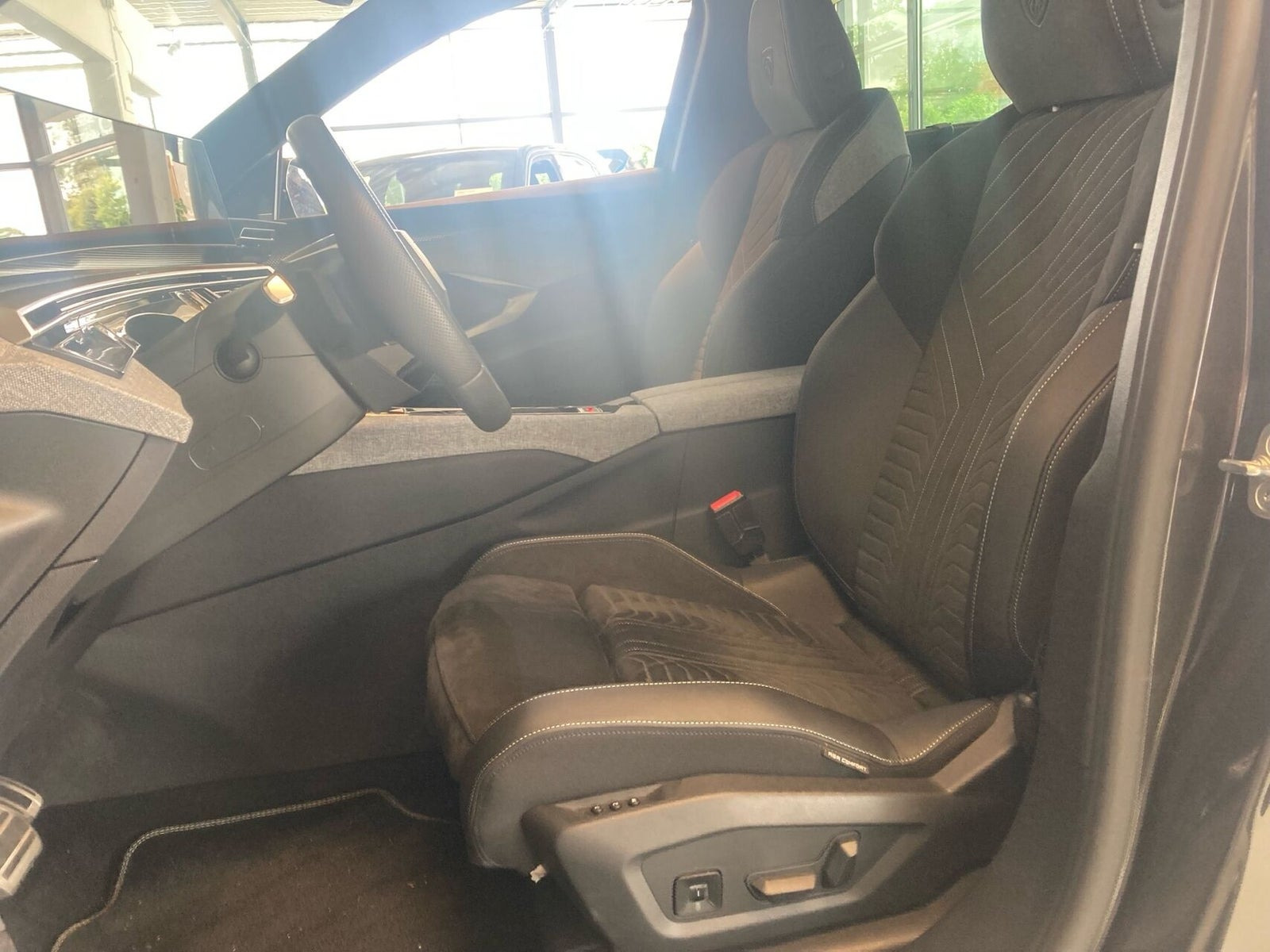 Grå Peugeot e-5008 fra 2025